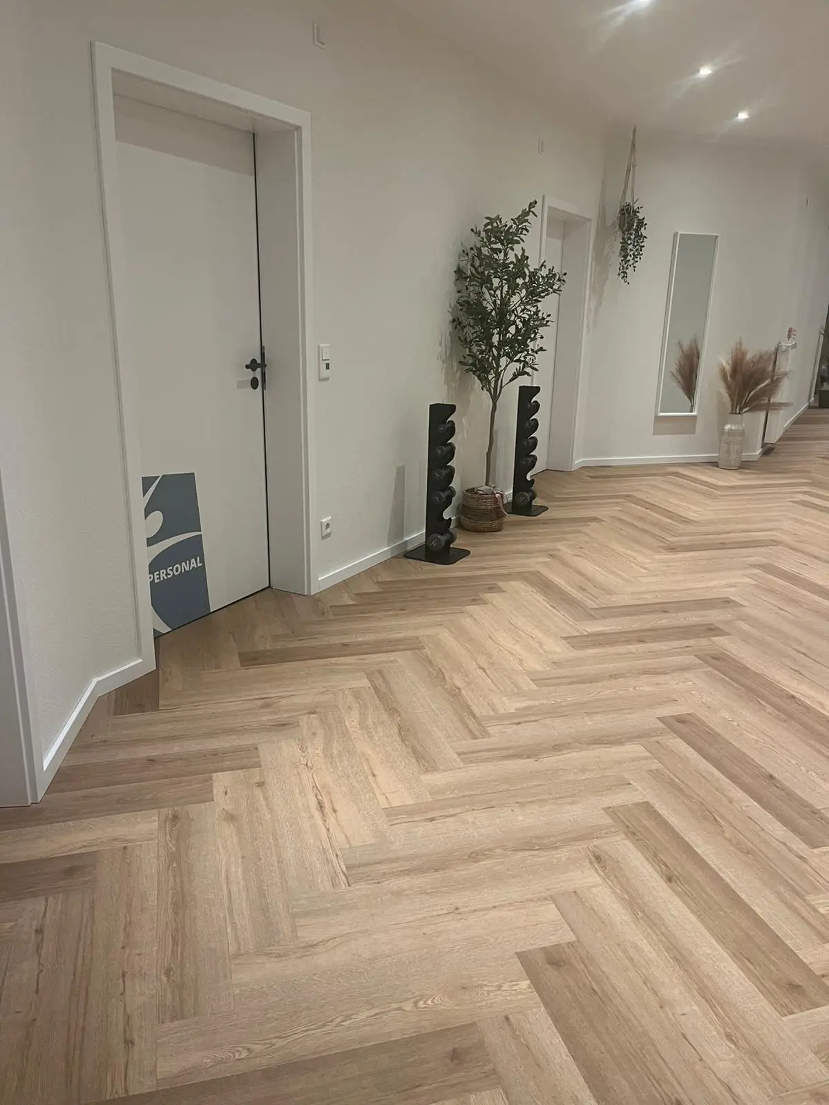 Praxisneubau: Umfassende Praxisrenovierung mit Erneuerung des Fußbodens und fachgerechter Wandgestaltung für eine einladende Atmosphäre